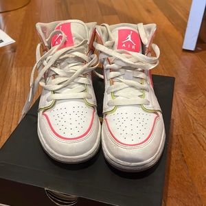 Air Jordan 1 MID WDGE GLOWS GS SIZE 3.5y